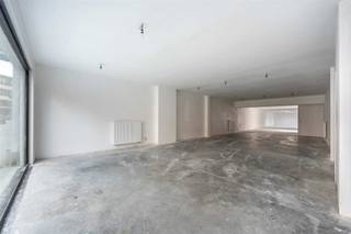 <h3><span>Space and Possibilities</span></h3><p><span>With an impressive </span><span>282 square meters</span><span>, this space offers all the freedom to bring your vision to life. Whether you want to create a stylish store, a creative studio or a modern office concept, it's all possible here. Moreover, this property boasts a </span><span>spacious outdoor space</span><span>, perfect for a terrace or afternoon coffee break.</span></p><p><span>Modern amenities such as a compact kitchen and plumbing are already installed.</span></p><h3><span>Top amenities</span></h3><ul><li><span>Very favorable EPC</span><span>: Sustainable and energy efficient, which is not only good for the environment, but also for your energy bills.</span></li><li><span>Compliant electrical inspection</span><span>: You can get started right away without any worries.</span></li><li><span>Separate bicycle storage</span><span>: Ideal for employees and customers coming by bike.</span></li></ul><h3><span>Location</span></h3><p><span>Located in the heart of Mol, this location attracts both local visitors and passers-by. Thanks to its central location, you are surrounded by stores, restaurants and a lively crowd, greatly increasing your visibility and reach.</span></p><p><span> </span></p><p><span>This property is an excellent opportunity for investors or entrepreneurs seeking a centrally located space with numerous opportunities for personalization and customization. Don't miss the opportunity to transform this versatile property into an inspiring working or living environment.</span></p><h3><span>Why choose this space?</span></h3><p><span>This commercial space combines a prime location, generous floor space and modern amenities in one attractive property. Ideal for entrepreneurs who want to stand out in a dynamic environment.</span></p><p><span>Don't let this opportunity pass you by! Contact us today for more information or a viewing. Your future success starts here!</span></p>