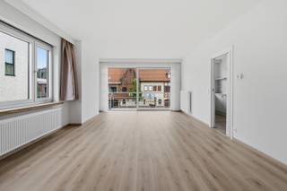 Dit gerenoveerde appartement bevindt zich in de rustige residentie ‘Christina’, op een gunstige locatie nabij het bruisende stadscentrum van Roeselare. Via de lift bereikt u vlot het appartement op de eerste verdieping.<br /><br />Bij het binnenkomen komt u in de inkomhal van hieruit bereikt u de lichtrijke leefruimte, de recent vernieuwde en volledig ingerichte keuken.<br />Verder beschikt het appartement over twee volwaardige slaapkamers en een vernieuwde badkamer, uitgerust met een inloopdouche en een lavabomeubel.<br /><br />Een absolute troef zijn de twee ruime terrassen, waarvan één voorzien is van een praktische berging. Daarnaast beschikt het appartement over een privatieve kelderberging, een gemeenschappelijke fietsenberging en parkeerplaatsen voor bewoners.<br /><br />Goed om weten: <br />Mogelijkheid tot aankoop van:<br />Garagebox aan <strong>€25.000,-<br /><br />Diverse renovatiewerken aan de gemeenschappelijke delen werden reeds uitgevoerd, waaronder het platte dak, de liften, de balkons en balustrades, de rookgasafvoerkanalen, de videofoon, de brievenbussen en de voortuin.</strong><br /><br />Bent u op zoek naar een instapklaar appartement op een rustige, maar centrale locatie, of naar een interessante vastgoedinvestering?<br />Dan is dit appartement absoluut een bezoek waard!