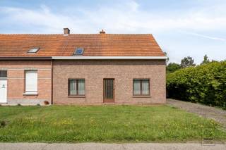 Spacious house with a living area of 205 m2, huge potential and beautiful garden of + 2700 m2 on a prime location in Kontich!Current layout: ground...