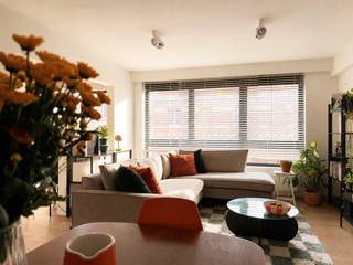 <strong>CHARMANT INGERICHT 2-SLAAPKAMERAPPARTEMENT</strong> met <strong>TERRAS</strong> en veel lichtinval in Gent. Dit verzorgd appartement biedt <strong>CA. 73M²BEWOONBARE OPPERVLAKTE</strong>. De ruime leefruimte met uitgeruste <strong>NIEUWE</strong> keuken geniet van <strong>OCHTEND- EN VOORMIDDAGZON</strong>. Verder zijn er <strong>TWEE SLAAPKAMERS</strong>, een <strong>VERNIEUWDE BADKAMER </strong>met <strong>DOUCHE</strong> en toilet en een <strong>WESTGERICHT TERRAS</strong> met namiddag- en avondzon. Het appartement werd grondig gerenoveerd met zwarte aluminium ramen <strong>MET HOOGRENDEMENTSGLAS</strong>, vernieuwde elektriciteit, dimbare LED-verlichting, sanitair & gevelisolatie, een brand - en diefstalwerende voordeur, <strong>CONDENSATIEKETEL</strong> met slimme thermostaat,…. Op een toplocatie <strong>NABIJ HET WATER</strong> en het <strong>BRUISENDE CENTRUM VAN GENT</strong><br /><br />Adres: Paardestraat 72 te Gent<br /><br />EPC-label B; P-score: , G-score: Bestuursmaatregelen in maatregelenregister: neen; Vrij bij akte.