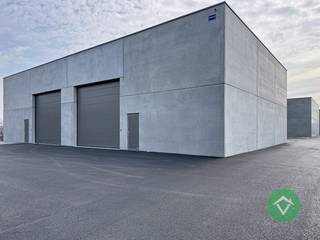 Nieuwe geïsoleerde KMO-unit te Aartrijke met een oppervlakte van 192 m² en 2 private parkeerplaatsen. <br /><br />Deze loods met brandklasse C heeft een oppervlakte van 192 m² en een vrije hoogte van +/- 6 m,. <br /><br />Deze UNIT bestaat uit: een sectionaalpoort van 4,50 m op 4,50 m, een afzonderlijke toegangsdeur, lichtstraat met rookluik, een regenwaterput van 6500 liter en een sceptische put. <br /><br />Alle nutsvoorzieningen, zoals water / elektriciteit / internet komen binnen in de unit. Er is ook een mogelijkheid om later zonnepanelen te plaatsen op de dakstructuur. <br /><br />Dit project is strategisch gelegen te Aartrijke, vlot bereikbaar en op korte afstand van Torhout, Ruddervoorde en de E403. Het bedrijventerrein is ideaal voor kleine en middelgrote ondernemingen die op zoek zijn naar een functionele, duurzame en goed bereikbare uitvalsbasis in West-Vlaanderen.<br /><br />Interesse? Neem contact met ons op voor meer info of een bezoek ter plaatse.