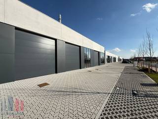 Nieuwbouw KMO-unit te huur met een oppervlakte van 305 m², gelegen te Dentergem in het <strong>KMO-park "RIVA"</strong>. Deze locatie profiteert van een uitstekende bereikbaarheid en visibiliteit, centraal in de driehoek Tielt-Deinze-Waregem.<br /><br />De casco KMO-unit heeft een vrije hoogte van 6 meter en beschikt over een lichtstraat met RWA-koepel, polybetonvloer en sanitaire voorziening. Daarnaast bevinden zich aan de voorgevel grote raampartijen, ideaal voor het inrichten van een extra kantoor- of showroomruimte. De loods is perfect geschikt voor uiteenlopende activiteiten, van opslag en productie tot commerciële toepassingen, waardoor ondernemers veel flexibiliteit hebben. Tevens zijn er 3 privatieve parkeerplaatsen voorzien. <strong>Onmiddellijk beschikbaar.</strong><br /><br />Contacteer <strong>PANORAMA B2B</strong> voor gedetailleerde informatie, bouwplannen, of om een vrijblijvend bezoek te plannen via het nummer <strong>0477 02 09 02</strong>.