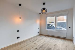 Dit prachtig gerenoveerde appartement bevind zich op een rustige, centrale locatie in Hamme, ideaal voor wie het gemak van het stadscentrum...