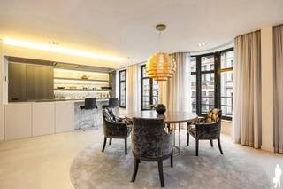 Uniek triplex appartement (ca. 450m²) met 4 slk en riant terras in het centrum van Lier. <br /><br />Algemeen:<br />- Riant triplex appartement met luxueuze afwerking<br />- Gelegen in het centrum van Lier op wandelafstand van de grote markt, station, vesten,...<br />- Mogelijkheden tot kangoeroewonen<br />- Zeer groot dakterras (ca. 70m²)<br />- Mogelijkheid tot aankopen 2 autostaanplaatsen (overdekt)<br />- Lift dewelke toegang biedt tot alle verdiepingen<br />- Gelegen op de 2e, 3e en 4e verdieping<br />- EPC label B<br /><br />Indeling:<br /><span>Tweede verdieping<br /></span>Grote leefruimte met open, volledig geïnstalleerde keuken. Verder bevindt er zich nog een eetkamer en een bureauruimte. Achteraan bevindt zich nog een ruim terras. <br /><br /><span>Derde verdieping <br /></span>Zeer grote master bedroom met ensuite badkamer voorzien van ligbad, dubbele lavabo en inloopdouche. <br />2 extra slaapkamers met telkens eigen badkamer. Ook deze verdieping bevat een terras achteraan.<br /><br /><span>Vierde verdieping <br /></span>De bovenste verdieping is ingericht als appartement met een eigen keuken en leefruimte met ingemaakte kasten. Daarnaast is er nog een mooie badkamer en een slaapkamer. De leefruimte geeft toegang tot het ruim dak terras.<br />Deze ruimte biedt mogelijkheden voor bijvoorbeeld kangoeroewonen.