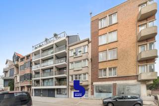 Dit instapklare appartement bevindt zich in een kleinschalig gebouw met slechts vier eigenaars en geniet van een bijzonder gunstige ligging in het bruisende Oostende. Dankzij de lage kosten is het een zeer onderhoudsvriendelijke keuze.<br /><br />Bij het binnenkomen treft u een recent vernieuwde inkomhal met een inbraakwerende deur die toegang biedt tot de gezellige leefruimte. De zuidgerichte living baadt in het licht en sluit naadloos aan bij de aparte, volledig ingerichte keuken. Het appartement beschikt over een ruime slaapkamer die rechtstreeks verbonden is met de badkamer met ligbad. Daarnaast is er nog een tweede, kleinere slaapkamer die perfect dienstdoet als kamer voor een eenpersoonsbed of stapelbed. Een apart toilet zorgt voor extra comfort.<br /><br />Achteraan het gebouw bevindt zich een gemeenschappelijke koer met fietsenberging, aangevuld met twee private bergingen op het gelijkvloers. Het appartement is bovendien volledig asbestvrij.<br /><br />Kortom, dit is een ideale pied-à-terre of comfortabele woonst in het hart van Oostende!