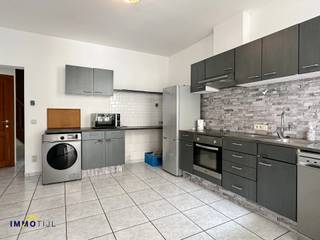 Deze woning beschikt op het gelijkvloers over een inkomhal, bureau/zithoek, een ingerichte keuken en een gezellige, lichtrijke woonkamer. Op de...