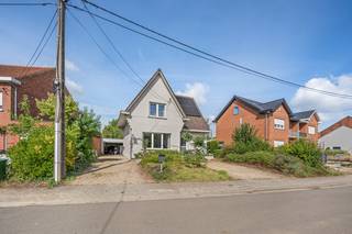 Deze leuke woning is gelegen in een rustige woonwijk en op slechts 10min fietsen van Leuven. Nabij openbaar vervoer, scholen, sportfaciliteiten, winkels, eet- en drankgelegenheden en natuurgebied. Rustig, maar overal dichtbij én kindvriendelijk. Topligging!<br /><br />Bestaande uit een inkomhal met plaats voor vestiaire, een lichtrijke leefruimte met een zit- en een eetplaats en met zicht op de tuin, een ruime keuken, een hal met een apart toilet en een badkamer. Op het verdiep zijn 3 mooie slaapkamers en een nachthal met een apart toilet voorzien. Hierboven strekt zich een geïsoleerde bergzolder. De woning beschikt bovendien over een handige kelderruimte. De zonnepanelen die gespreid geplaatst werden zorgen voor een productie gedurende de hele dag en een beperkt verbruik.<br /><br />De woning beschikt over een voortuin met een oprit aan weerszijden van de woning en een garage naast de woning. De tuin is diep, kijkt uit op een groene muur, biedt privacy en omvat een zonneterras, een tuinberging, een grasveld en een moestuin. <br /><br />EPC 287kWh(C-label)! Elektriciteit conform!<br /><br />Indien u deze leuke woning graag bezoekt dan kan u mij steeds bereiken via arnaut@immojanstas.be of op 0495292080.<br /><br />Bijkomende info (EPC, bodemattest, elektriciteitsattest, enz...) kan u hier downloaden ↓