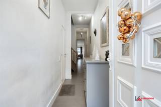 <p><span><span>Deze energiezuinige woning biedt op het gelijkvloers een bureau (ook geschikt als slaapkamer), dressing, badkamer en een woonkamer met open keuken.</span></span><br /><span><span>Op de eerste verdieping zijn er twee slaapkamers, waarvan één met mezzanine, en een tweede badkamer.</span></span><br /><span><span>De woning is bereikbaar via de achterliggende straat en beschikt over private parkeergelegenheid, met mogelijkheid tot het bouwen van een garage.</span></span></p>