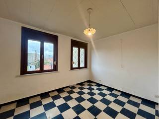 Op een boogscheut van het centrum van Izegem treft u deze rijwoning met garage aan. <br />Diverse winkels, horeca, openbaar vervoer, sportgelegenheid en scholen bevinden zich op wandel- en fietsafstand.<br /><br />Binnenkomen doet u via de inkomhal, die rechtstreekse toegang verleent, tot de ruime leefruimte en de keuken.<br />De keuken is voorzien van een oven, gaskookplaat, dampkap, koelkast met vriesvak en een dubbele spoelbak. Daarnaast is er een badkamer met douche, lavabo en toilet terug te vinden.<br /><br />Op de eerste verdieping verbind de nachthal, twee ruime slaapkamers en toegang tot de tweede verdieping.<br />De zolderruimte, kan dienst doen als extra slaapkamer, hobbyruimte, of in te vullen naar eigen wens. <br /><br />Via de zuidwestgerichte tuin met terras heeft u toegang tot een extra berging, een toilet en een wasplaats, met doorgang naar de garage.<br /><br />Tot slot wordt de woning verwarmd met gaskachels, zijn er rolluiken voorzien langs de achterzijde en is er voldoende opbergruimte.<br /><br /><strong>Goed om weten:</strong><br />Basishuurprijs: 725,-/maand<br />Vrij vanaf: heden<br /><br /><strong>Bent u op zoek naar uw nieuwe thuis? <br />Twijfel niet langer en leg vandaag nog uw bezoek vast!</strong>