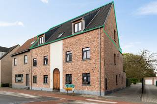 Dakappartement in kleinschalig, recent gebouw. Inkomhal, open keuken met kookeiland aan woonkamer met schuifpui naar riant dakterras, 2...