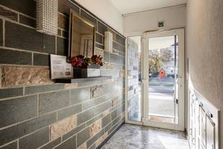 Op de eerste verdieping bevindt zich dit appartement, ideaal gelegen nabij het centrum van Aalst, met vlotte toegang tot winkels, openbaar vervoer en belangrijke invalswegen.<br />Bij het binnenkomen kom je in een inkomhal die je rechtstreeks leidt naar de ruime en gezellige woonkamer. Van hieruit heb je toegang tot de keuken. Het appartement beschikt over twee volwaardige slaapkamers een moderne badkamer met wastafelmeubel en ligbad, een praktische berging met aansluitingen voor wasmachine en droogkast en een gastentoilet. Vanuit de slaapkamer is er toegang tot het ruime terras. Tot slot is er een aparte garage inbegrepen !! <br />Bent u op zoek naar een instapklaar en hedendaags appartement met alle comfort en een uitstekende ligging in Aalst of een rendabele investering? Dan is dit pand zeker een bezoek waard!