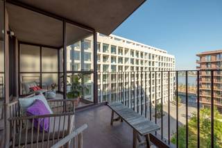 <p><strong>Exclusief appartement met zicht op de Schelde en hoogwaardige afwerking</strong></p>
<p>Geniet elke dag van een adembenemend uitzicht op de Schelde in dit stijlvol afgewerkte appartement op een absolute topligging. De overvloedige lichtinval in combinatie met de warme materialen creëert een oase van rust en comfort.</p>
<p>De woning beschikt over <strong>twee ruime terrassen</strong>, waarvan één volledig afgesloten is en perfect dienst kan doen als <strong>wintertuin</strong> – ideaal om het hele jaar door van buiten te genieten.</p>
<p>Binnenin werd gekozen voor een <strong>hoogwaardige afwerkingsgraad</strong> met onder andere een elegante <strong>honinggraad parketvloer</strong> en karaktervolle <strong>terrazzotegels</strong>. Dankzij de <strong>ingemaakte kasten</strong> is er aan bergruimte geen gebrek, wat zorgt voor een strak en functioneel interieur.</p>
<p>Een <strong>ondergrondse berging</strong> is inbegrepen in de prijs, voor extra comfort en gebruiksgemak. Bovendien is er een <strong>gemeenschappelijke fietsenberging</strong> aanwezig in het gebouw.</p>
<p><strong>Er is een ondergrondse autostaanplaats verplicht mee aan te kopen aan €45.000 exclusief BTW.</strong></p>
<p>Dit is wonen in stijl, met zicht op het water en in alle rust – en dat in het hart van de stad.</p>