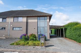 Ideaal gelegen, moderne woning met op het gelijkvloers: inkomhal, gastentoilet, ruime en lichtrijke living met open, volledig ingerichte keuken, berging/wasplaats. Op het 1e verdiep: 3 ruime slaapkamers waarvan 1 met perfect afgewerkte dressing & 1 met een bergruimte, toilet apart, badkamer (met ligbad, inloopdouche en dubbele lavabo). Zolder aanwezig. Zuidgerichte tuin met tuinhuis, zonneterras, 2 parkeerplaatsen vooraan & dubbele carport dus zeker voldoende parkeermogelijkheden.<br /><br />Super rustig gelegen in een doodlopend straatje. Mooie gezinswoning met praktische indeling.<br /><br />Wenst u de woning te komen bekijken? Dan graag een seintje op 09/388.53.53 of mailen naar sylvie@immoroba.be.