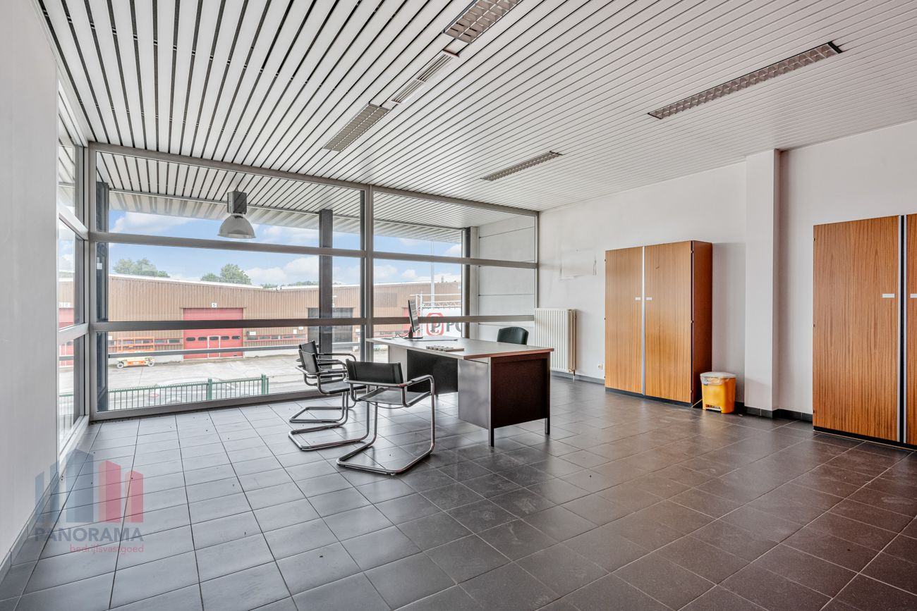 Toonzaal met bureaus en magazijn te huur te Meulebeke. - foto 5