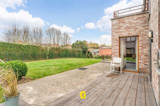 Dit gelijkvloersappartement met een bewoonbare oppervlakte van 105 m² en een ruim terras, uitgevend op de tuin, bevindt zich in een nette en...