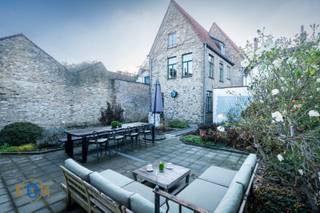 Statige & ruime (320 m2 bew opp) trapgevelwoning gelegen in de geborgenheid van het Ezelstraatkwartier. Het ruime woongeheel zorgt voor meerdere bestemmingsmogelijkheden zoals oa de combinatie wonen & werken of verhuren van het gelijkvloers, co-housing, ... Het behoud van vele authentieke elementen (terracotta- en plankenvloeren, hoge balkenplafonds, open dakgebintes, haard ...) bekrachtigt de ZIEL & BRUGSE GRANDEUR van de woonst. Tevens is er een lift aanwezig.<br /><br />Bovendien beschikt deze eigendom over een garage & extra buitenberging met directe toegang tot de romantisch getinte tuin gehuld in complete PRIVACY.<br /><br />Het GELIJKVLOERS verdeelt zich in :<br />* Inkomhal met toegang tot het bovengelegen woongedeelte & (handels)gelijkvloers bestaande uit: Toegang tot de kelderruimte / Polyvalente ruimte - kantoor / Toilet / Badkamer (wastafel & douche) / 2 slaapkamers / toegang tot de tuin met terras, garage & bergruimte<br /><br />De 1ste VD omhelst:<br />* Ruime nachthal<br />* Leefruimte met open haard<br />* Keuken<br />* Fitnessruimte (slaapkamer)<br />* Toilet<br />* Berging / wasruimte<br /><br />De 2e VD omvat :<br />* Ruime nachthal met inmaakkast<br />* Slaapkamer<br />* Badkamer (wastafel - douche)<br />* Slaapkamer<br />* Badkamer (wastafel - ligbad met douchefunctie)<br />* 2 aparte toiletten<br />* Berging<br />* Toegang via uitschuifbare trap naar de zolder<br /><br />EXTRA TROEVEN! Knappe stadstuin & garage / Lift aanwezig / Energiezuinig / Behoud van authenticiteit / Meerdere bestemmingsmogelijkheden / ...<br /><br />Sted Inl in aanvraag.