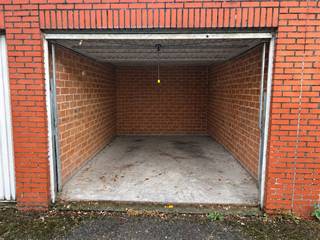 <p>Garagebox met kantelpoort te koop in de Fortveldstraat in Wijnegem.<br />Goed onderhouden. Het dak van de volledige rij garageboxen werd recent vernieuwd. Zeer lage jaarlijkse kosten.<br />Binnenafmetingen: circa 2,80 m breed × 5,80 m diep, met een binnenhoogte van circa 2,17 m. De poortopening is circa 2,36 m breed en 1,88 m hoog.<br />Geschikt om een wagen en /of fietsen-moto's te stallen of als opslagruimte.<br />Alle afmetingen zijn indicatief.</p><p>Prijs bespreekbaar</p><p>Kijkmoment zaterdag 17/10 van 10 tot 12u<br />adres: Fortveldstraat 19 te 2110 Wijnegem (box nr. 22)</p>
