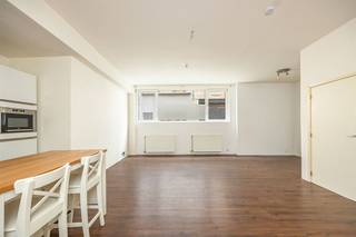 <p><span> </span></p><p><span>Centraal wonen, maar toch in een rustige straat zonder doorgaand verkeer? Deze gelijkvloerse studio van ca 50m² ligt pal in de gezellige Universiteitsbuurt, vlak bij de Ossenmarkt. Je krijgt hier een verrassend ruime leefruimte met open keuken, hoge plafonds, een aparte slaaphoek en een badkamer. Ideaal voor starters of studenten!</span></p><p><span> </span></p><p><span>Open, ruim en lekker licht</span></p><p><span>Je stapt de studio binnen in de grote leefruimte met open keuken. De hoge plafonds en vele ramen geven de ruimte een aangenaam open gevoel en zorgen voor heel wat natuurlijk licht. Op de vloer ligt een warme laminaat, die mooi doorloopt in de rest van de studio. Aan plaats geen gebrek: je kunt hier makkelijk een volwaardige zithoek én eethoek kwijt. De open keuken sluit mooi aan bij de leefruimte en is tijdloos ingericht met witte kasten en een donker werkblad. Je hebt er een 5-pits gasvuur, dampkap, inox spoelbak, koelkast en oven. Het eiland met houten werkblad en zitplaats vormt een gezellige scheiding tussen koken en wonen: ideaal voor je ontbijt, een snelle koffie of apero met vrienden.</span></p><p><span> </span></p><p><span>Handige slaaphoek & badkamer</span></p><p><span>Achteraan werd de vroegere scheidingswand naar de slaapruimte weggehaald, waardoor de studio vandaag nog ruimer en opener aanvoelt. De nis van zo’n ca. 5,5 m² blijft wel een handig afgebakend hoekje om je bed te zetten, zodat je slaapgedeelte niet midden in de leefruimte staat. De indeling op het grondplan bevestigt mooi hoe leefruimte, slaaphoek en badkamer rond elkaar georganiseerd zijn. Naast de slaaphoek ligt de badkamer welke volledig betegeld en praktisch ingericht is met een douchecabine, hangtoilet, lavabo met spiegel en handdoekradiator. Er is bovendien een aansluiting voorzien voor je wasmachine en droogkast. </span></p><p><span>De studio heeft pvc-ramen met hoogrendementsglas en individuele nutsvoorzieningen. Ook het gunstige EPC en de conforme elektrische installatie zijn mooie extra’s.</span></p><p><span> </span></p><p><span>Universiteitsbuurt voor de deur</span></p><p><span>Hier woon je midden in Antwerpen, vlak bij de Ossenmarkt en in de levendige Universiteitsbuurt. Een koffie, lunch, boodschappen of een avondje uit: in het centrum ligt zowat alles binnen handbereik. Toch ligt de studio zelf in een zeer rustige straat zonder doorgaand verkeer. Een fijne combinatie als je graag centraal woont, maar thuis ook wat rust wilt. Ook zonder auto zit je hier goed: er is een Velo-station op amper 50 meter en tram- en busverbindingen vind je voor de deur. Ideaal voor studenten, starters of wie gewoon graag alles te voet of met de fiets doet.</span></p><p><span> </span></p><p><span> </span></p>