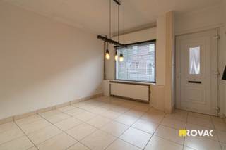 Rijwoning nabij het Frunpark en het centrum van Izegem bestaande uit voorplaats, leefruimte met open ingerichte keuken voorzien van oven, koelkast...