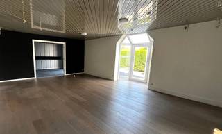 Gelegen in het centrum van Torhout, biedt dit instapklare kantoor een commerciële topligging met vlotte bereikbaarheid en nabijheid van...