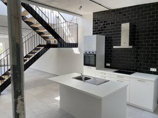 ZEER RUIME LOFT MET EEN GROOT ZUIDGERICHT TERRAS en een plafond van maar liefst meer dan 3 meter. De nieuwbouwloft heeft een oppervlakte van 148m² en beschikt over een ondergrondse parkeerplaats (34) en kelderberging (2), deze zijn inbegrepen in de huurprijs.<br /><br />De indeling is als volgt:<br />Penthouse met ruime inkomhal met veel lichtinval. Via een trap kom je in de grote leefruimte met open geïnstalleerde keuken (afwasmachine incl.), twee slaapkamers met parket, een badkamer met inloopdouche en dubbele lavabo, apart toilet en een bergruimte met uitgietbak en aansluiting voor de wasmachine. De loft beschikt over een ruim zonneterras van 28 m². <br /><br />De gemeenschappelijke tuin is ideaal voor fijn samen te komen met de andere bewoners en een glaasje te drinken. Containers zijn voorzien dus stockage van afval dient niet in de loft of de kelderberging te gebeuren. De gemeenschappelijke lasten bedragen €219/ maand waarvan een groot deel een voorschot is op de verwarmingskost! <br /><br />De loft is gelegen in het iconische gebouw De Chocoladefabriek in Nerem. De typische kenmerken van de Chocoladefabriek werden bewaard, van het grote glasraam tot de kleinste details van de trapleuning. De indeling en het gebruik van de ruimtes zijn afgestemd op het gebouw. Via het fietspad achter de Chocoladefabriek sta je meteen midden in de natuur. Bovendien is het een zeer centrale ligging en woon je op 10 minuten rijden van de E313 en heb je via de E40 een vlotte verbinding naar Leuven en Brussel. Dit uniek project zorgt voor kriebels in de buik en inspiratie onder de creatievelingen.<br /><br />Wij ontzorgen u ook voor de verkoop van uw huidige woning! Voor meer uitleg helpen we je graag verder.<br /><br />Voor meer informatie of een bezichtiging ter plaatse, klik op onze website www.jansenrealestate.be bij het pand op de knop 'bezoek aanvragen' en je wordt zo snel als mogelijk gecontacteerd.