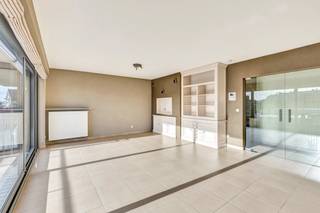 <p>Voor een bezoek bel 054/69.39.34 - TOPAANBIEDING! - Op een <strong>centrale topligging</strong> in Ninove bevindt zich dit instapklare appartement(<strong>+/- 125 m²</strong>). Het Ninia shopping center bevindt zich rechtover het gebouw alsook winkels, scholen en openbaar vervoer. Het appartement werd hoogwaardig afgewerkt en verkeert in uitstekende staat. Let vooral op de <strong>uitstekende energiescore(label A)</strong>! De indeling; een inkomhal, toilet, ruime en lichtrijke living met salon en eetplaats, een kwalitatieve open keuken met veel opbergruimte en aansluitend een ruime berg/wasplaats, een overloop, twee slaapkamers en een badkamer. Tevens beschikt men over een ruim zonneterras en een <strong>ondergrondse garage</strong>. Kortom een uniek pareltje! Cv op aardgas - ramen in alu dubbel glas- <strong>elektriciteit conform</strong>.</p>