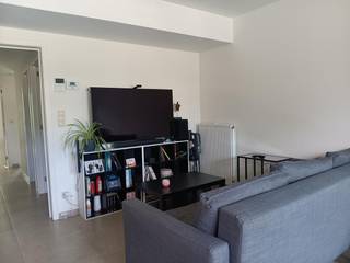 Ruim en zonnig 2 slpk appartement met terras en autostaanplaats.<br />Het appartement is op de 1e verdieping te bereiken met een lift en trap.<br />Het appartement bestaat uit een gezellige woonkamer met open geïnstalleerde keuken. Aansluitend met de woonkamer is een terras.<br />Verder heeft het appartement 2 slpk, een ruime badkamer met ligbad, een apart toilet en een aparte berging voorzien van aansluitingen wasapparatuur.<br />Bij het appartement hoort een garagebox en staanplaats.<br />Zonnig en ruim 2 slpk appartement met terras en autostaanplaats, in een prachtig kleinschalig gebouw.<br />Hp 845€ + 80€ G + 60€ provisie of een totaal van 985€ per maand<br /><br />Bijkomende informatie:<br />epc 60 kWh/m² – Label A<br />woonopp ca 80m² – lift aanwezig,<br />beschikbaar vanaf 01/12/2026<br />cv op gas, aparte meter, elek en water<br />hwb 3 maanden – gevestigd bij Korfine via een kapitalisatiebon<br />plaatsbeschrijving via extern expertisekantoor<br />P-score B of G-score A, niet in een risicozone voor overstromingen