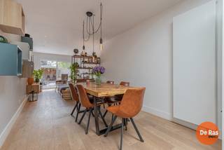 EERSTE BEZOEKDAG ZATERDAG 30/05 VAN 10U TOT 12U (enkel op afspraak!) <br /><br />BERLARE - Bent u op zoek naar een instapklare woning op een uitstekende locatie? Dan is deze volledig gerenoveerde woning aan de stadsrand van Berlare beslist een bezoek waard.<br /><br />De woning geniet van een zeer vlotte bereikbaarheid dankzij de nabijheid van alle belangrijke invalswegen, winkels en openbaar vervoer. Bovendien werd de woning smaakvol en kwalitatief gerenoveerd, met oog voor comfort en energiezuinig wonen. Zo beschikt de woning onder meer over zonnepanelen, wat zorgt voor een lagere energiefactuur en een duurzame meerwaarde.<br /><br />Bij het betreden van de woning komt u terecht in een verzorgde inkomhal met praktische bergingen en een volledig geïnstalleerde badkamer. Verder biedt het gelijkvloers een prachtige, volledig uitgeruste keuken met eetplaats, die naadloos overgaat in de gezellige leefruimte. Vanuit de living heeft u rechtstreeks toegang tot de aangename, zuidgerichte tuin waar het heerlijk vertoeven is.<br /><br />Op de eerste verdieping bevinden zich twee ruime slaapkamers, ideaal voor starters, jonge gezinnen of als investering.<br /><br />Kortom: een perfecte instapklare woning voor wie zorgeloos wil wonen of op zoek is naar een interessante investering op een toplocatie. Interesse? Neem gerust contact op via 053 60 65 60.