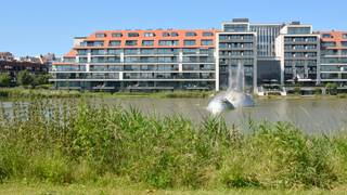 Uitzonderlijk appartement in de befaamde residentie &amp; hotel in “La Rive - La Réserve”, met uitzicht op het Zegemeer.<br />Dit uitzonderlijke appartement werd met uiterst luxueuze materialen afgewerkt in 2022 en bevindt zich in de westvleugel.<br /><br />Indeling van het appartement:Indeling: inkomhal en dienstingang met wc, zeer ruime woonkamer uitgevend op zonnige terrassen op westgevel en deels zuid met lateraal zicht op het Zegemeer. De slaapkamers zitten alle op de oostgevel en geven met schuifdeuren uit op brede terrassen waar u van de ochtendzon kunt genieten met zicht op de pas heraangelegde tuin. Volledig uitgeruste open Siematic keuken, zeer ruime leefruimte (112m²), 3 slaapkamers met de mogelijkheid tot het creëren van een 4<sup>de</sup> slaapkamer, slaapmogelijkheid tot 12 personen, 2 badkamers, wc, ligbad en inloopdouche, dubbele zeer ruime wasruimte/berging.<br /><br />Het appartement beschikt verder over een ruime kelderberging en gemeenschappelijke fietsenberging in de residentie. <br />Mogelijkheid tot aankoop van een garagebox voor 4 wagens naast elkaar in de residentie, voorzien met laadpaal. Een topgarage en makkelijk inrijbaar.<br />Deze unieke kans biedt luxe, ruimte en comfortabel wonen.<br />[EPB: 64 kWh / m² jaar - 31043-G -2015_602/EP16647/A001/D01/SD023.