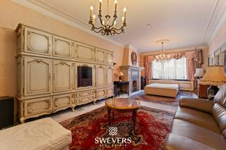 Interesse? Meer informatie op www.SWEVERS.be. - Deze halfopen woning uit 1955 aan de Kuringersteenweg in Hasselt combineert een vlotte...