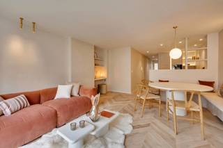 <p>Royaal appartement voorzien van kwaliteitsmaterialen. Deze eigendom beschikt over een uiterst centrale en vlot bereikbare ligging met achteraan een ruim zicht.<br /><br />Bij het betreden van het appartement valt de hoogwaardige luxe afwerking in Mortex meteen op, alsook de ruime indeling ervan.<br /><br />Zo beschikt het appartement over een prachtige leefruimte met visgraat parketvloer en LED-verlichting.<br /><br />De volledig geïnstalleerde open keuken is voorzien van alle toestellen (MIELE | QUOOKER)<br /><br />Daarnaast beschikt het appartement nog over 3 slaapkamers en 2 badkamers. Aan ruimte en luxe is hier dus geen gebrek.<br /><br />Mogelijkheid tot aankoop/huren van een autostaanplaats/garagebox in de nabije omgeving!<br /><br />Aarzel niet om ons te contacteren voor meer informatie: tel.: 050 62 44 14 of via knokke@immax.be</p>