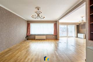 Dit uitzonderlijk ruime appartement op de derde verdieping van Residentie "New Continental Palace" biedt royale ruimtes, comfort en een topligging aan de kust. De indeling omvat een ruime en lichtrijke leefruimte met grote raampartijen en toegang tot een zuidgericht terras, ideaal om te ontspannen en te genieten van de zon. Daarnaast beschikt het appartement over een gesloten, praktisch indeelbare keuken, twee ruime slaapkamers (waarvan één met extra opbergruimte), een royale badkamer met ligbad, wastafel en toilet, en een apart gastentoilet. De ligging aan de achterzijde van de Zeedijk, met directe doorgang naar de dijk en op wandelafstand van het centrum, winkels, station en casino, maakt dit appartement extra aantrekkelijk. De residentie biedt extra comfort dankzij een ruime lift en een gemeenschappelijke fietsenstalling. Bovendien werden recent belangrijke investeringen in het gebouw gedaan: een volledig vernieuwd dak (2024), vervangen waterleidingen, gemoderniseerde parlefonie en vernieuwde betegeling van de gangen. Dit appartement is perfect als vaste woonst, vakantieverblijf of slimme investering. Ontdek zelf de ruimte, het licht en het potentieel van deze unieke woning aan zee. Neem vandaag nog contact met ons op voor een bezoek!<br /><br />Verwarming: Elektrisch | EPC: 175k Wh/m² ~ UC: 0003505967-RES-1 ~ label B | Oppervlakte: +/- 109m² (totale indicatieve oppervlakte op basis van EPC-attest) | Overstromingsgevoeligheid: P-score: A (0859/00Z021) / G-score: A (ID17813609) | Stedenbouwkundige inlichtingen: Woongebied, Vergund, Geen rechterlijke herstelmaatregel of bestuurlijke maatregel opgelegd, Geen voorkooprecht , Geen verkavelingsvergunning