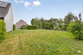 La rue Ivonna Nevejan est située à quelques pas du centre d'Oostakker. La rue est calme et sans issue. Le terrain de 609 m² est situé au bout de cette rue. Cela vous permet de profiter de l'espace, de l'intimité et d'un excellent emplacement. Le terrain est idéal pour construire une maison familiale mitoyenne avec un grand jardin pour un agréable barbecue ou un paradis pour les enfants. La parcelle s'étend sur une largeur d'environ 18,5 mètres et une profondeur de 35 mètres, une taille idéale pour votre future (t) maison.Registre des mesures: non