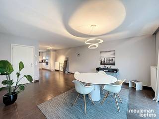 Deze ruime en lichtrijke woning geniet van een rustige doch centrale ligging op wandelafstand van verschillende winkels, diensten en openbaar...