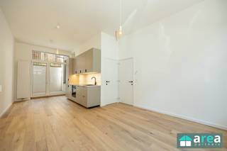 <p><span>Achter deze prachtige, zorgvuldig gereinigde gevel uit de jaren 30 met originele houten kroonlijsten vinden we een volledig gerenoveerd appartement terug. Het betreft een 1slpk appartement op het gelijkvloers in een kleinschalig gebouw in het hippe en gegeerde Zurenborg. Vlakbij de Dageraadplaats, aan gezellige horecagelegenheden alvast geen gebrek! Het appartement is goed bereikbaar met het openbaar vervoer &amp; er is een vlotte verbinding naar het centrum van Antwerpen of de Ring. Ideaal voor starters of als investering (klassieke verhuur of Airbnb)!</span></p><p><span> </span></p><p><span>Grootste troeven:</span></p><p><span>-Gelegen op toplocatie!</span></p><p><span>-Totaalrenovatie, eerste ingebruikname!</span></p><p><span>-Zeer gunstig EPC B</span></p><p><span>-Conforme elektrische keuring</span></p><p><span>-Asbestveilig attest</span></p><p><span>-Gezellige stadskoer (12m²)</span></p><p><span>-Incl. kelderberging</span></p><p><span> </span></p><p><span>Indeling:</span></p><p><span>De ruime living (18m²) op een hoogwaardige eiken parketvloer geniet van veel lichtinval en gaat naadloos over in de moderne, volledig geïnstalleerde eetkeuken (13m²). De plafond hoogtes zijn een grote troef en zorgen voor een aangename en open sfeer. Aansluitend aan de living bevindt zich een apart toilet van (2m²). Achteraan de woning ligt de ruime slaapkamer van (12m²), die rechtstreeks toegang biedt tot de volledig ingerichte badkamer van (6m²). Deze is voorzien van een comfortabele inloopdouche. Via de eetkeuken is er toegang tot de gezellige noordwest gerichte stadskoer, een ideale en fijne plek om in rust te genieten. Tot slot is er nog een bijhorende kelderberging.</span></p><p><span> </span></p><p><span>Excl. kosten basisakte, kosten nutsvoorzieningen en plankosten.</span></p><p><span> </span></p><p><span>Voor meer informatie kan u terecht bij Area Partners: INFO@area.be of 03/284.60.60</span></p>