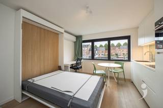 <p><span>Vous cherchez un investissement de qualité sans soucis ou un logement confortable à Louvain ? Ce studio élégant situé au 19, Bankstraat fait partie d'un bâtiment entier qui sera entièrement rénové en 2025 avec des matériaux de haute qualité et selon les règles de l'art.</span></p><p><span>Le studio meublé est optimalement agencé et dispose d'un espace de vie lumineux avec un lit rabattable (sans matelas), un bureau avec chaise, un placard et un coin petit-déjeuner agréable avec table et chaises. La kitchenette moderne est entièrement équipée avec une plaque de cuisson, un réfrigérateur, un lave-vaisselle et un four combiné. De plus, le studio est doté d'un éclairage LED économe en énergie, d'un lavabo encastré et d'une salle de bain soignée avec douche et toilettes.</span></p><p><span>Grâce à l'unité Panasonic, vous bénéficiez d'un climat intérieur agréable tout au long de l'année avec chauffage, refroidissement et climatisation.</span></p><p><span>De plus, le bâtiment dispose d'un espace de stockage commun et d'un local à vélos pratique.</span></p><p><span>L'emplacement dans la calme Bankstraat allie confort résidentiel et excellente accessibilité. À distance de marche et à vélo se trouvent le centre-ville, les campus, les transports en commun, les magasins et les possibilités de loisirs, tout en profitant d'un environnement résidentiel agréable et silencieux.</span></p><p><span>Atouts :</span></p><ul><li><span>Bâtiment entièrement rénové (2025) </span></li><li><span>Finitions et matériaux de haute qualité </span></li><li><span>Entièrement meublé </span></li><li><span>Cuisine équipée moderne </span></li><li><span>Chauffage, refroidissement et climatisation via unité Panasonic </span></li><li><span>Espace de rangement commun et local à vélos </span></li><li><span>Emplacement calme et attractif près du centre de Louvain </span></li></ul><p><span>Un studio idéal pour l'occupation personnelle, des enfants étudiants ou comme investissement intéressant à Louvain.</span></p>