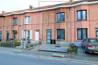 Rustig gelegen woning nabij scholen, winkels en op fietsafstand van het centrum van Mechelen.<br /><br />Indeling:<br />Inkomhal, ruime woonkamer en open keuken voorzien van alle comfort, apart toilet en kelder.<br />Daarnaast is er een praktische berging met aansluiting voor wasmachine en droogkast.<br /><br />Op de eerste verdieping bevinden zich een slaapkamer en de badkamer met toilet, douche en ligbad.<br />De tweede verdieping bestaat uit 1 slaapkamer met aansluitend een bureau/of extra slaapkamer.<br /><br />Het pand beschikt bovendien over een mooie tuin met terras.<br />Er is in verschillende ruimten airco voorzien.<br /><br />Vrij vanaf 01.10.26, eventueel vroeger volgens afspraak.<br /><br />Voor meer info of een bezoek:<br />📧 michael@immovos.be<br />📞 0494 03 06 40