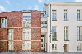 Wonen in het historische centrum van Brugge met het comfort van een luxe appartement én de ruimte van een woning?<hr /><hr /> Dit uniek triplexappartement in de prestigieuze residentie Augustijnenhof combineert beide werelden. Verdeeld over drie verdiepingen, met een hoogwaardige afwerking en oog voor detail,Indeling:Via de stijlvolle inkomhal betreedt u de lichtrijke leefruimte met open keuken. Deze keuken, een droom voor elke hobbykok, is uitgerust met topmerken als Boretti, Liebherr, Miele en Quooker. De twee aansluitende terrassen creëren een zeldzame rustplek in het bruisende stadscentrum.Op de bovenste verdieping bevindt zich de exclusieve master suite met vrijstaand bad, wastafel en toilet – uw privé wellnessruimte. Op de benedenverdieping vindt u nog twee volwaardige slaapkamers, een moderne badkamer met inloop-regendouche, een apart toilet en een praktische berging met aansluiting voor wasmachine en droogkast.Augustijnenhof, gehuisvest in de voormalige postgebouwen langs de Augustijnenrei, combineert historische charme met hedendaagse luxe. U woont hier rustig, met zicht op de groene binnentuin, en toch op wandelafstand van de Grote Markt en het Belfort. Ondergronds is er een staanplaats met berging beschikbaar (optioneel aan te kopen: €35.000).<hr /><hr />Een zeldzame kans voor wie compromisloos wil genieten van ruimte, luxe en een topligging. Vanafprijs 449 000 €