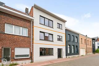 Op een uitstekende locatie te Duffel bevindt zich dit instapklaar appartement met zonnig terras. U geniet hier van een uitstekende bereikbaarheid, toch op wandelafstand van winkels, scholen en het openbaar vervoer.<br /><br />We betreden het appartement op de eerste verdieping via de inkomhal met apart gastentoilet. De lichtrijke leefruimte kan u inrichten met een gezellige zithoek en eetplaats. De open keuken is mooi geïntegreerd in het geheel en is voorzien van kwalitatieve toestellen. Via de nachthal hebt u toegang tot de drie slaapkamers en een prachtige afgewerkte badkamer met lavabo en douche. Ook is er een ruime bergplaats voorzien. Op het zuid-georiënteerd terras kan u steeds in alle rust genieten van het mooie weer. De bijkomende gemeenschappelijke kosten bedragen €30/maand. <br /><br />Het appartement is beschikbaar vanaf 1/11/2026.<br /><br />U dient een bezoekaanvraag in te dienen via het zoekertje op onze website via de knop "vraag bezoek aan".<br /><br />Dit is een uitstekende opportuniteit als u op zoek bent naar een ruim appartement met 3 slaapkamers en een zuidgericht terras. Contacteer ons voor meer informatie of neem een kijkje op www.boonstravastgoed.be . <br /><br />Bijzonderheden:<br />- 3 slaapkamers<br />- Centrale ligging<br />- Zonnig terras