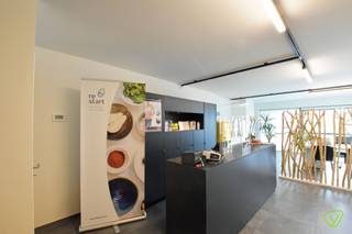 Samenstelling winkel: inkomruimte, polyvalente ruimte met uitzicht op de tuin, aparte ruimte (die kan dienen als privaat kantoor)Uiterst commerciële...