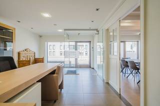 Het kantoor heeft een oppervlakte van ca. 221 m² en is efficiënt ingedeeld. De ruimte omvat een onthaal, vier aparte vergaderruimtes of burelen, een afgesloten kantoor en een geïnstalleerde keuken. Daarnaast is er een polyvalente zaal die momenteel is ingericht als vergaderruimte met bar. Het kantoor is volledig instapklaar en uitgerust met zonnepanelen. Belangrijkste troeven:- Commerciële ligging: Uitstekende visibiliteit en bereikbaarheid.- Instapklaar: Volledig ingerichte kantoorruimte (ca. 221 m²) inclusief zonnepanelen.- Parkeergelegenheid: Ruime parkeermogelijkheden voor- en achteraan het gebouw, inclusief een aparte garage.- Extra opslag: Toegang tot een ruime kelderverdieping.Contacteer Wessel Audoor voor verdere informatie of een bezoek ter plaatse.wessel.audoor@dewaele.com0472 18 39 13EPC: 178 kWh/m²EPC: 262 kWh/m²EPC KNR: BBestuursmaatregelen in het maatregelenregister: nee