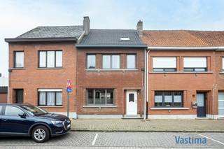 Ben je op zoek naar een woning waar je meteen je nieuwe leven kan beginnen? Gevonden!<br /><br />Deze recent gerenoveerde woning in Erembodegem combineert een uitstekende ligging met een warm thuisgevoel. Je woont hier op een boogscheut van het centrum van Erembodegem en Aalst, vlak bij supermarkten, scholen, openbaar vervoer en belangrijke invalswegen. Bovendien bevinden de natuurgebieden Kluizenbos en Osbroek zich op korte afstand, ideaal voor natuurliefhebbers én gezinnen die graag genieten van rust en buitenleven.<br /><br />De woning onderging heel wat renovaties zoals: Nieuw dak met dakisolatie / Veranda / Vloeren / CV Ketel / … EPC label C – 236 kWh/m²- geen renovatieplicht / Elektriciteit conform / CV op Aardgas – Gashaard / Asbestveilig / … Beperkt KI van 488,00 EURO.<br /><br />Bij het binnenkomen bereik je via de inkomhal het hart van de woning: een sfeervolle leefruimte die naadloos overgaat in de vernieuwde keuken. Dankzij de veranda-uitbouw baadt deze ruimte in natuurlijk licht, wat meteen een gevoel van ruimte en gezelligheid creëert. Via het schuifraam stap je zo de onderhoudsvriendelijke tuin in, waar een handig tuinhuis extra opbergmogelijkheden biedt – west georiënteerd. Verder op het gelijkvloers vind je de vernieuwde badkamer met douche, lavabo en toilet.<br /><br />Op de eerste verdieping wachten twee volwaardige slaapkamers, aangevuld met een extra kamer die je flexibel kan inrichten als bureau, dressing, kinderkamer of handige opbergruimte, alsook een ingebouwde kast op de overloop.<br /><br />De geïsoleerde zolder biedt nog de mogelijkheid om een bijkomende slaapkamer te creëren, perfect voor wie extra ruimte nodig heeft.<br /><br />Ben jij toe aan een gerenoveerde woning op een uitmuntende locatie met alle voorzieningen binnen handbereik? Wacht dan niet te lang en plan vandaag nog jouw bezoek.