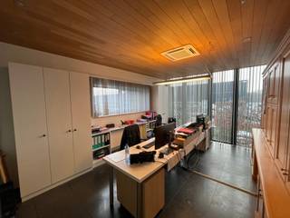 Ontdek dit multifunctionele bedrijfsgebouw op een uitstekende locatie in Olen, gelegen aan Hagelberg 13. Met een totale oppervlakte van meer dan...