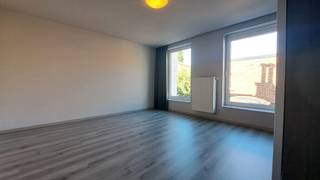 Prachtig en lichtrijk duplex-appartement met terras nabij het centrum van Tienen.<br />Op een gunstige ligging vlak bij het centrum van Tienen bevindt zich dit ruime en lichtrijke duplex-appartement op de eerste verdieping.<br />Bij het binnenkomen bereik je via de inkomhal het aparte toilet. Op deze verdieping bevinden zich twee slaapkamers en een badkamer uitgerust met douche, dubbele lavabo en toilet.<br />Op de bovenliggende verdieping bevindt zich de ruime en gezellige woonkamer met open keuken. Van hieruit heb je toegang tot het terras, waar het heerlijk vertoeven is. De mezzanine zorgt voor extra ruimte en geeft het appartement bovendien een open en karaktervolle uitstraling.<br />Dankzij de mooie lichtinval, de praktische indeling en het aangename terras is dit een bijzonder fijne woning op een centrale locatie.<br />Daarnaast is er de mogelijkheid om een autostaanplaats bij te huren voor € 80/maand.<br />Onmiddellijk beschikbaar<br />Huurprijs: € 1.050/maand.<br />Interesse of graag meer informatie?<br />Mail naar claudia@immogve.be of bel naar 016/56.56.14 voor meer info of een bezoek.