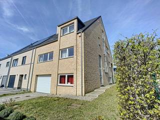 RUIME (totaal: +/- 323m² – bewoonbare opp.: +/- 233m²) en LICHTRIJKE 3-GEVELVILLA gelegen te TERVUREN – DUISBURG in een RESIDENTIËLE...