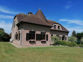 <p>Bent u op zoek naar een ruime woning met een eigen karakter en een uitstekende ligging? Dan is deze villa aan de Dorpsstraat 73 in 3540 Donk beslist een bezoek waard.</p>
<p>Deze verzorgde woning uit 1997 biedt een bewoonbare oppervlakte van 213 m² en is gelegen op een mooi perceel van 916 m². Met maar liefst 4 slaapkamers is dit de ideale thuis voor gezinnen die op zoek zijn naar ruimte, rust en comfort.</p>
<p>De woning onderscheidt zich door haar karaktervolle architectuur en warme uitstraling. De authentieke stijl geeft deze eigendom een eigen identiteit en biedt de perfecte basis voor wie houdt van een woning met charme en persoonlijkheid.</p>
<p>Op het gelijkvloers geniet u van ruime leefruimtes met veel lichtinval, een praktische keuken en een aangename verbinding met de tuin. Op de verdieping bevinden zich vier volwaardige slaapkamers (waarvan nu momenteel één als dressing dient).</p>
<p>Ook op energetisch vlak zit u goed. Dankzij het EPC-label C geldt er geen renovatieverplichting. De woning wordt verwarmd via een mazoutinstallatie en er zijn airco's aanwezig die zowel kunnen verwarmen als koelen.</p>
<p>De ligging is een absolute troef. Donk is geliefd om zijn rustige woonomgeving, groene karakter en vlotte verbinding naar Herk-de-Stad, Lummen en de omliggende gemeenten. Winkels, scholen en recreatiemogelijkheden bevinden zich bovendien op korte afstand.</p>
<p>Een woning met een eigen stijl, veel ruimte en een uitstekende ligging. Maak snel een afspraak en ontdek zelf de mogelijkheden.</p>
<p>Locatie: Dorpsstraat 73 – 3540 Donk</p>
<p>Interesse? Contacteer <strong>Niels – 0488 33 81 47</strong>.</p>
<p><strong>We Invest Demervallei</strong><br /><em>Vastgoed Anders Bekeken</em></p>