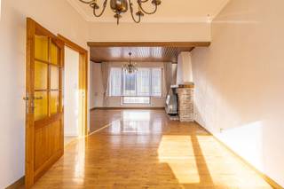 - Ideale ligging aan de kust van Oostende: Stuiverstraat 23<br />- Gelijkvloers: Handelsruimte/polyvalente ruimte met berging en toilet<br />- Keuken en leefruimte op de eerste verdieping<br />- 2 slaapkamers op de derde verdieping<br />- Zolder<br />- EPC: 599 kWh/m²/jaar, label F (UC: 3512913) <br />- Richtprijs: € 179.000