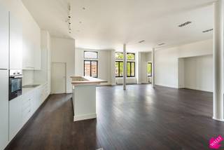 Prachtige loft in historisch gebouw op absolute top locatie! Met zicht op het nieuwe Zuidpark. <br /><br />Hier is wonen op toplocatie geen holle slogan maar absolute werkelijkheid, aan de voet van het prachtige Zuidpark. De prachtige buurt het Zuid is sinds jaar en dag in trek bij jong en oud, het ongeëvenaarde aanbod van heerlijke horeca, de fijne winkels, vlotte bereikbaarheid met wagen en openbaar vervoer, cultureel aanbod en galerijen,.. zitten hier zeker voor iets tussen.<br /><br />Indeling:<br />Via trap op lift bereiken we de loft, gelegen op de eerste verdieping van een statig en authentiek gebouw.<br />Uiterst ruime leefruimte met open, volledig ingerichte keuken dewelke voorzien is van alle gebruikelijke toestellen. Dankzij de vele en grote ramen kan u genieten van bijzonder veel lichtinval en een prachtig uitzicht op het nieuwe park.<br />Verder beschikt de loft over een ruime (was) berging, twee ruime slaapkamers dewelke voorzien zijn van veel ingemaakte kasten en een aansluitende badkamer tussenin.<br />Parkeren kan net voor de deur in de nieuwe parking, aan bewonerstarief.<br /><br />Dit pareltje kan beschikbaar zijn vanaf 1 september, of 1 oktober, contacteer ons nu voor meer informatie of een bezoek ter plaatse!<br />Maandelijkse kosten 80 euro. Alle verbruik met individuele meters.