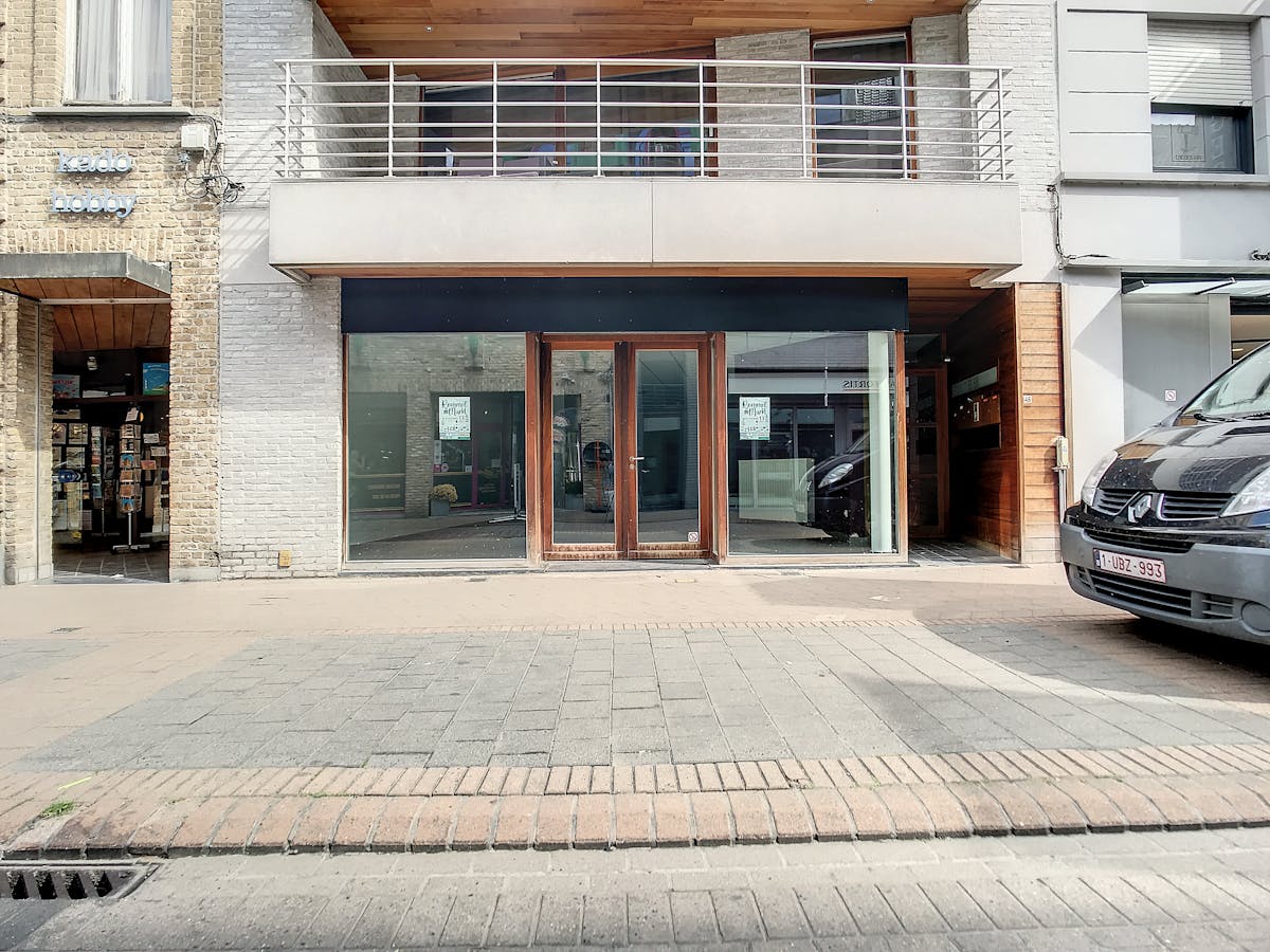Mooie handelsruimte te huur in de Ooststraat te Veurne - foto 2