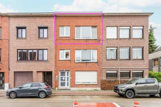 Welkom in de Jean Baptist Tassynsstraat 18 te Zwijndrecht.  <br />In het hart van onze gemeente vindt je op de <strong>tweede verdieping</strong> van dit gebouw een recent (2019) gerenoveerd appartement.<br /><br />In de ruime, gemeenschappelijke inkomhal is plaats om de fietsen te zetten.  Van hieruit is er ook toegang tot de kelderverdieping.<br /><br />De gemakkelijke trap brengt ons naar de tweede verdieping.<br />Op de overloop werden ingemaakte kasten geplaatst, je hebt immers nooit genoeg bergruimte.<br />De lichtrijke <strong>woonkamer</strong> van ca 23 m2 is gecombineerd met de ingebouwde <strong>keuken</strong>.  Deze is voorzien van een koelkast, diepvries, gasfornuis, dampkap, combi oven en een vaatwasmachine.<br /><br />De <strong>2 slaapkamers</strong> ( 7,5 en 13 m2) bevinden zich vooraan en achteraan.  De grootste kamer heeft een airco.<br />De <strong>badkamer</strong> is praktisch ingedeeld met een aparte <strong>toilet</strong>, inloopdouche, lavabomeubel en aansluiting voor wasmachine en droogkast.  <br />In de badkamer is een schuifraam voorzien.  Het is mogelijk aan de achterzijde van het gebouw een terras te laten plaatsen.<br /><br />Dit appartement is vrij vanaf huurder vanaf mei.<br /><br />Technisch:<br />- EPC:  153 kWh/m2jaar, label B<br />- GEEN Renovatieverplichting<br />- G-&amp;P-score: A &amp; A<br />- Wg, Gvv, Vg, Gmo, Gvkr<br /><br />Ben je voor jezelf op zoek of eerder als opbrengsteigendom?  Laat deze buitenkans niet aan je neus voorbij gaan en maak snel een afspraak!<br /> 